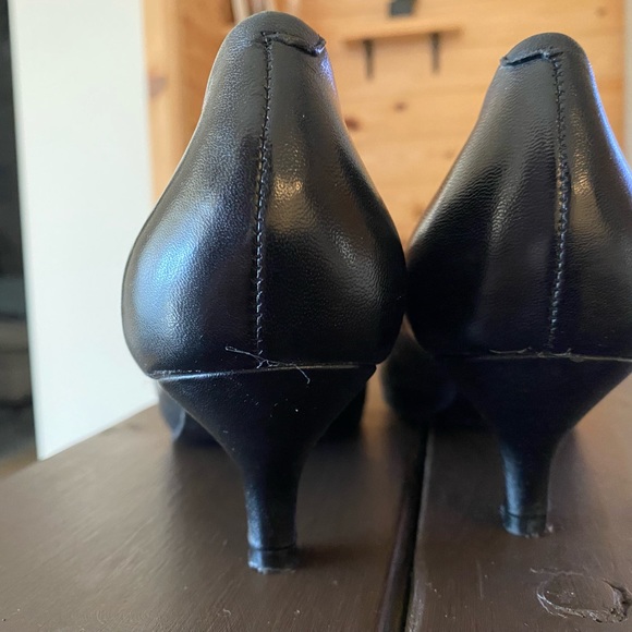 TROTTERS Ladies Kiera black pumps Sz 7M. 1” heels. 100% Leather. - Picture 5 of 8